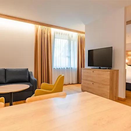 فندق راديسون بلو هوتل آند ريزيدنس 5*